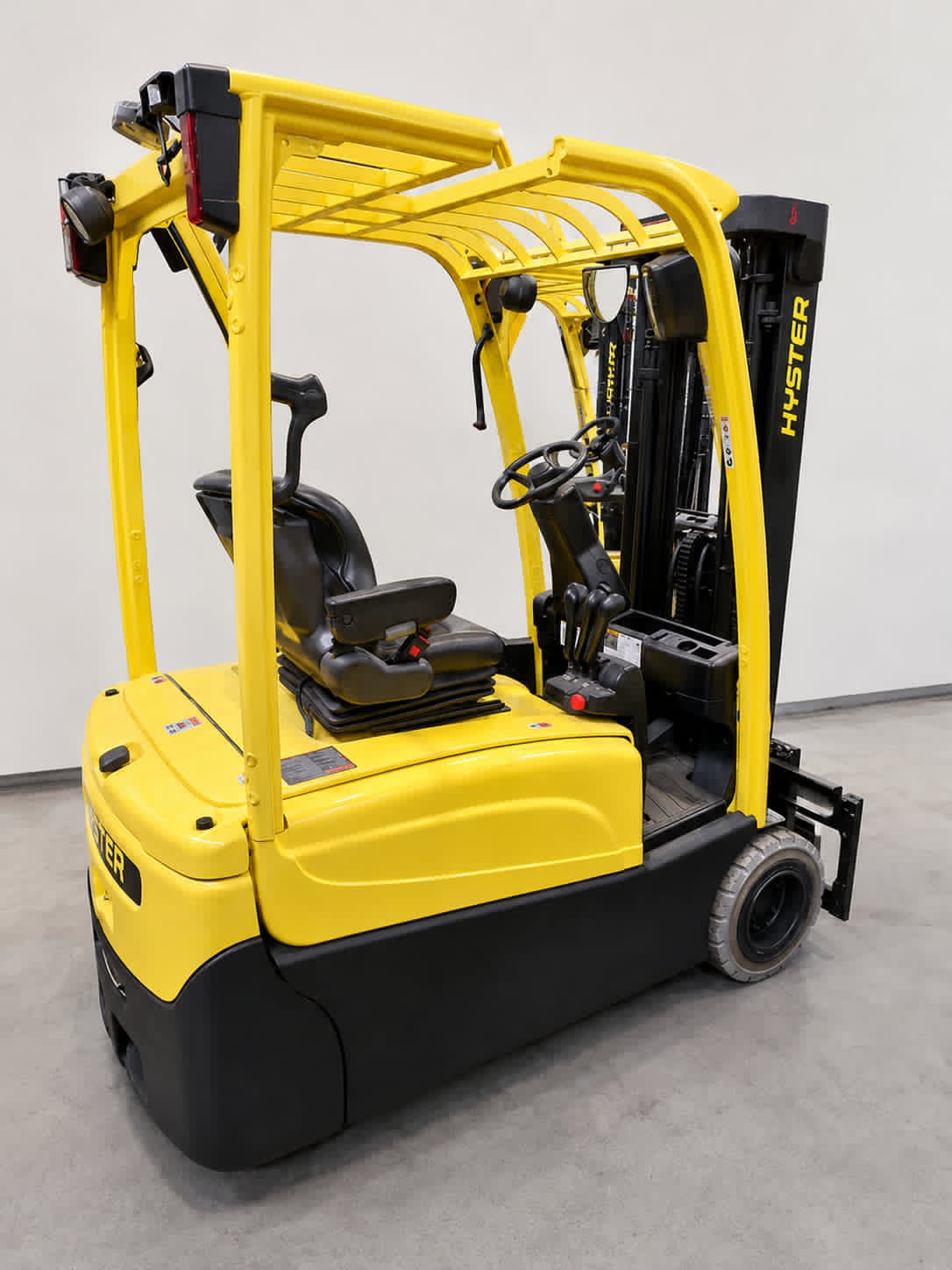 Chariot élévateur 3 roues Hyster J1.8XNT 750 – 2020 | Reconditionné - Équipement professionnel d'occasion - Smart Reuse
