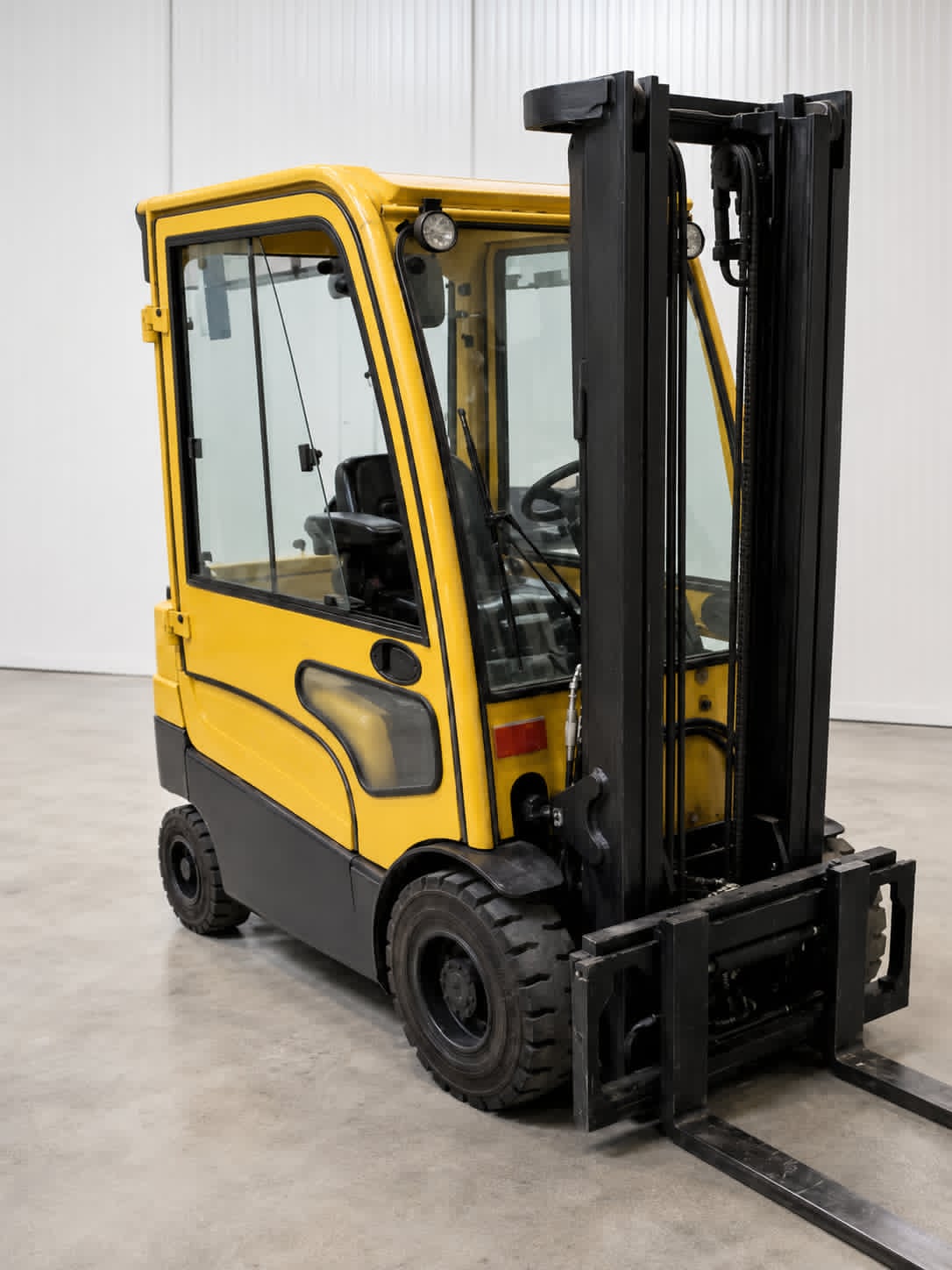 Chariot élévateur 4 ou 6 roues Hyster J2.0XN 750 – 2015 | Reconditionné - Équipement professionnel d'occasion - Smart Reuse